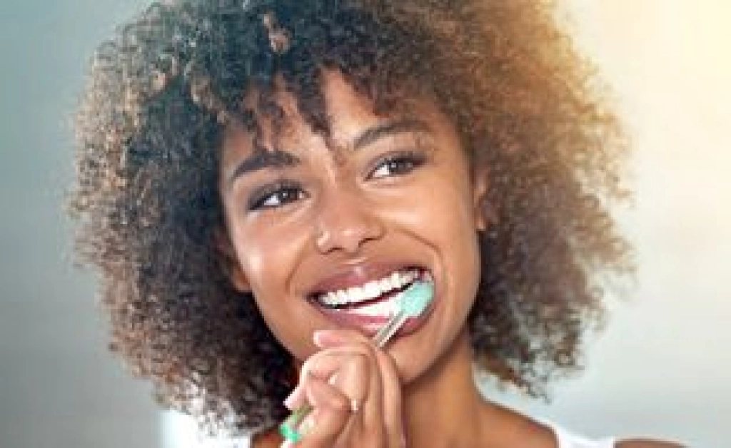 La prévention des problèmes bucco-dentaires grâce aux « bonnes bactéries » et à une hygiène bucco-dentaire rigoureuse.