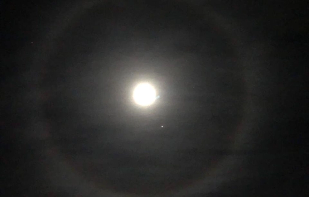 Quelle était cette étrange apparition d'un "halo lunaire" dans le ciel ce week-end ?