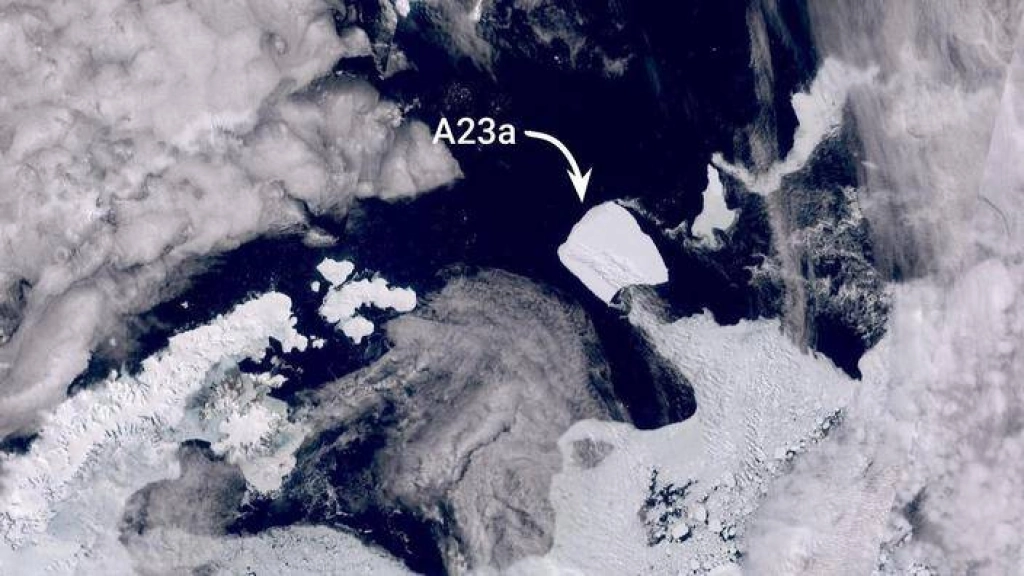 Un immense iceberg, de la taille de 40 fois Paris, flotte librement dans l'Antarctique.