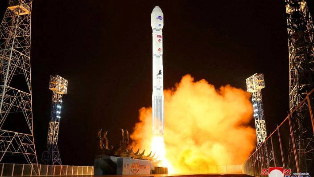 La Corée du Nord brandit la menace de détruire les satellites espions US.