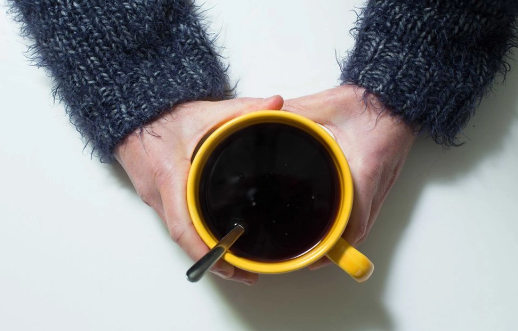 "Les dangers de la dépendance caféinée : Reconsidérez votre première tasse à jeun au réveil"
