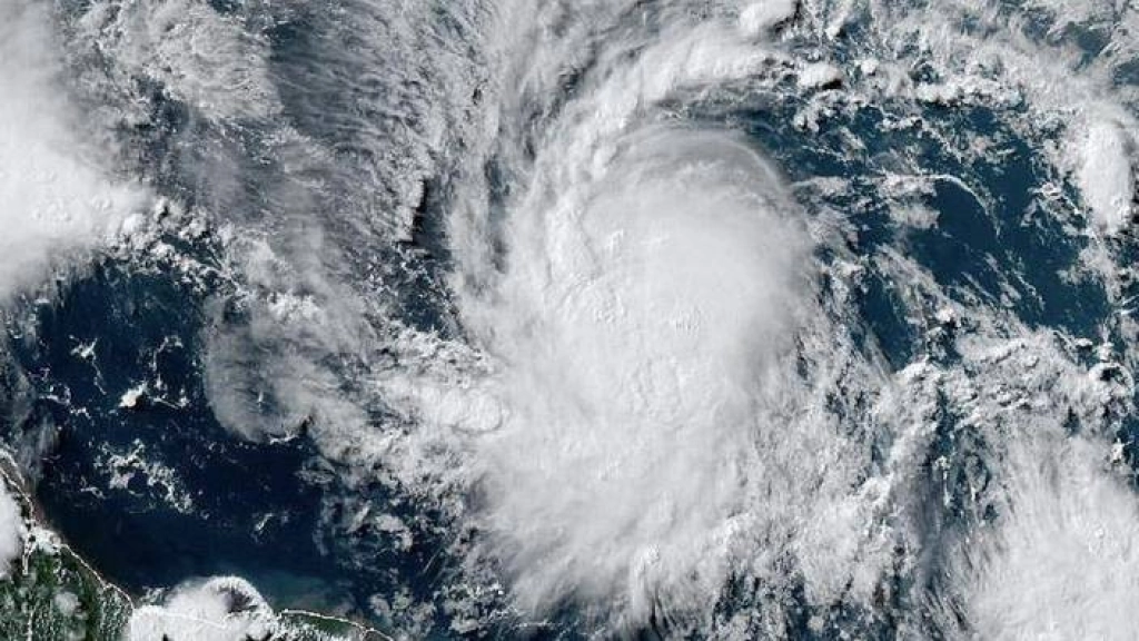 Les Antilles françaises menacées par l'ouragan Béryl, le premier de la saison