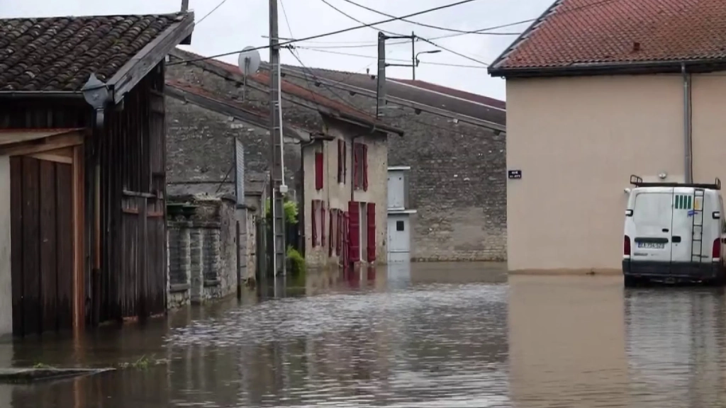 VIDEO. "C'est la première fois en 40 ans que ça monte aussi haut" : des habitations inondées en Haute-Marne, en vigilance orange "crues"