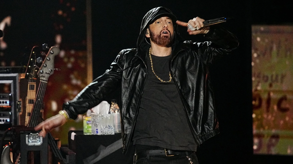 Eminem annonce la date de sortie de son prochain album "The Death of Slim Shady" dans une vidéo d'épouvante