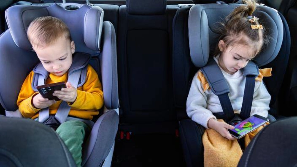Départs en vacances en voiture : résisterez-vous ? Ces parents qui laissent les enfants devant les écrans