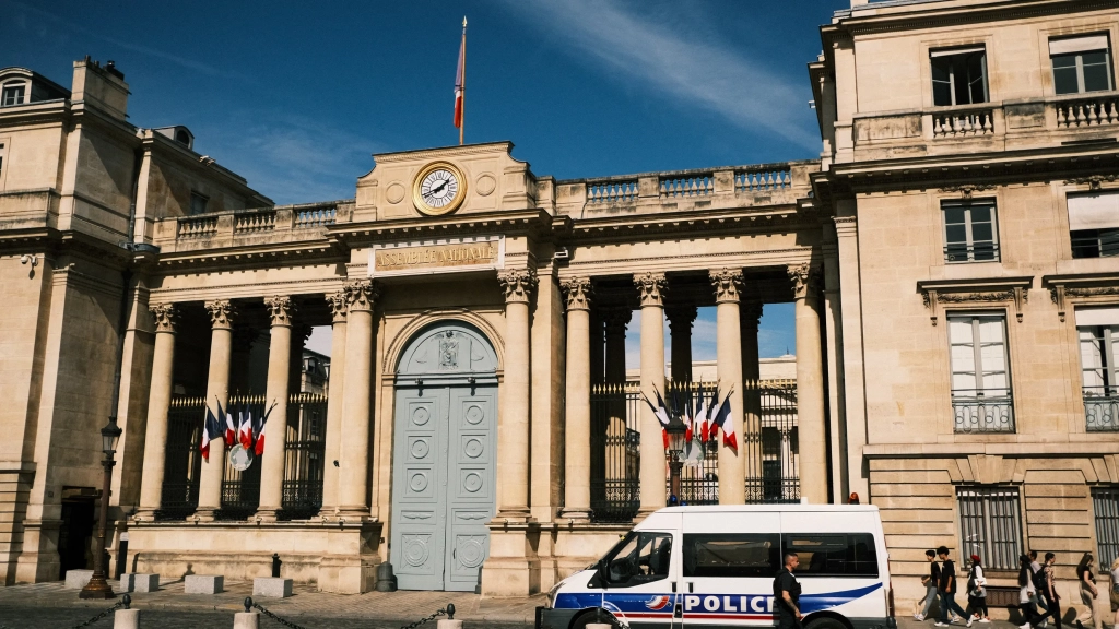 Législatives : la préfecture de police de Paris interdit une manifestation "antifasciste" prévue dimanche devant l'Assemblée nationale