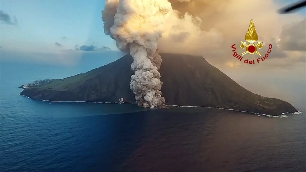VIDEO. En Italie, les images impressionnantes des éruptions de l'Etna et du Stromboli