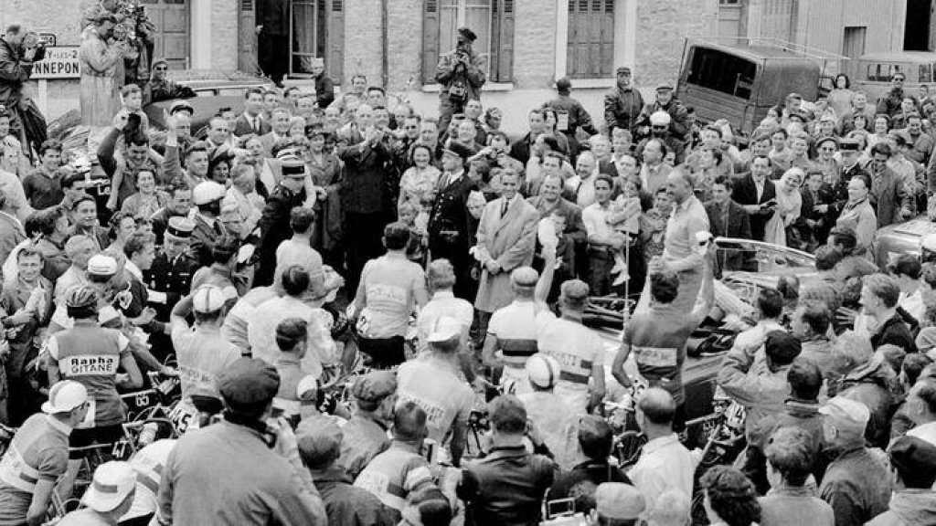 Tour de France 1960: les coureurs saluent le général de Gaulle à Colombey-les-Deux-Eglises