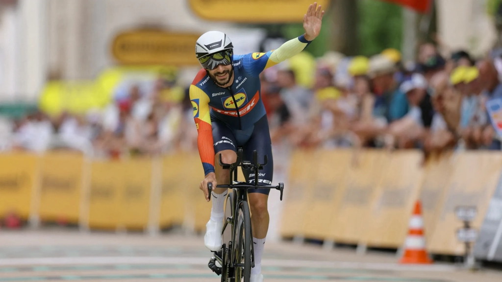 VIDEO. Tour de France 2024 : Julien Bernard sanctionné par l'UCI après s'être arrêté pour embrasser sa compagne
