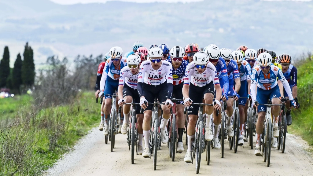 Tour de France 2024 : "un mini Strade Bianche", "on peut perdre le Tour"... Comment le peloton aborde l'étape des chemins blancs ?